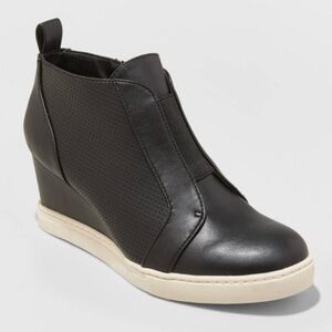 Vintage anew day Black Wedge Sneakers